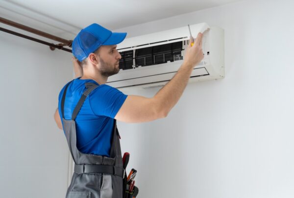 Técnico revisando conductos de ventilación