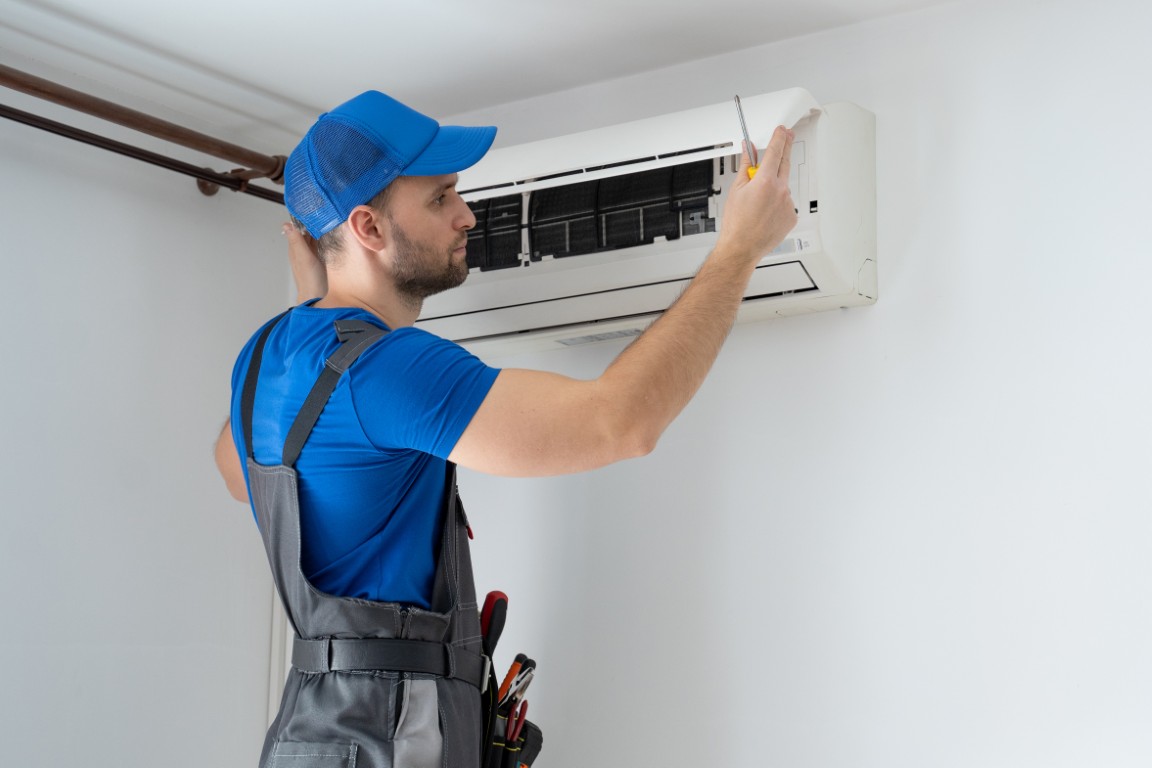 Técnico revisando conductos de ventilación